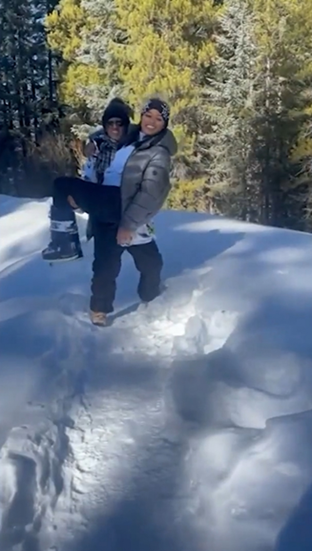 美國一對情侶在雪地上遺失訂婚戒指。