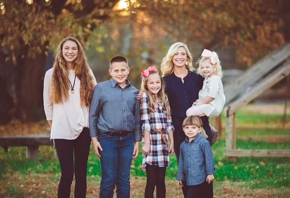 單親媽Melissa因學校及託兒所關閉,所以安排14歲長女在自己上班期間照顧其餘4個弟妹。