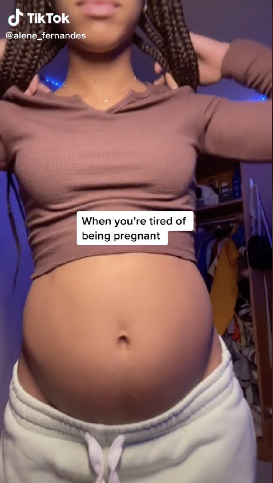 女子的肚子完全就是身懷六甲的模樣。