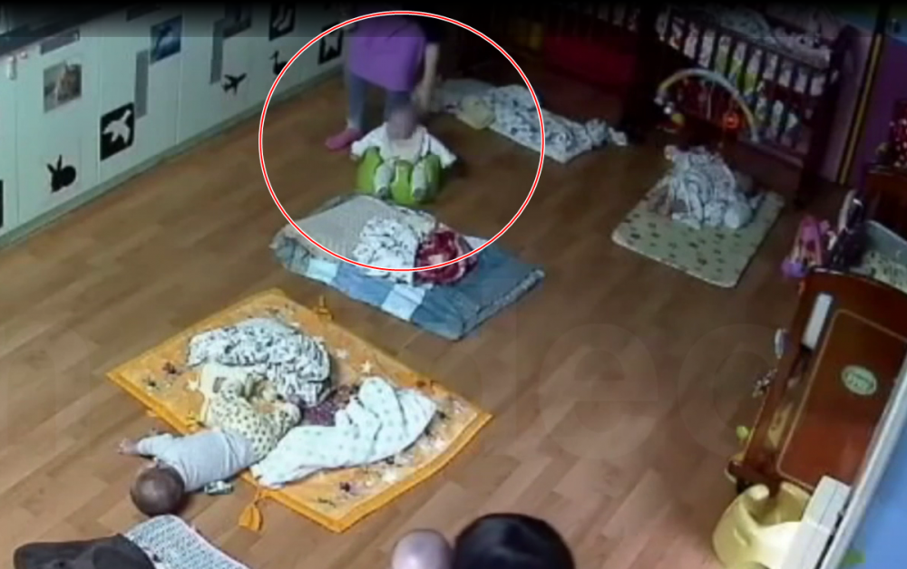 職員無故出手拍打嬰兒的頭部。