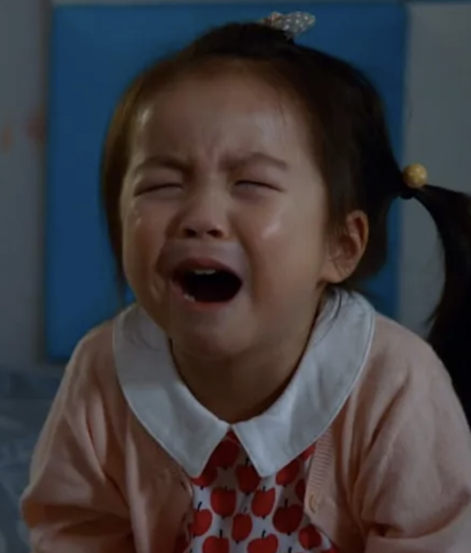孩子十分不解,很冤枉地哭着向嫲嫲說自己已經6歲了