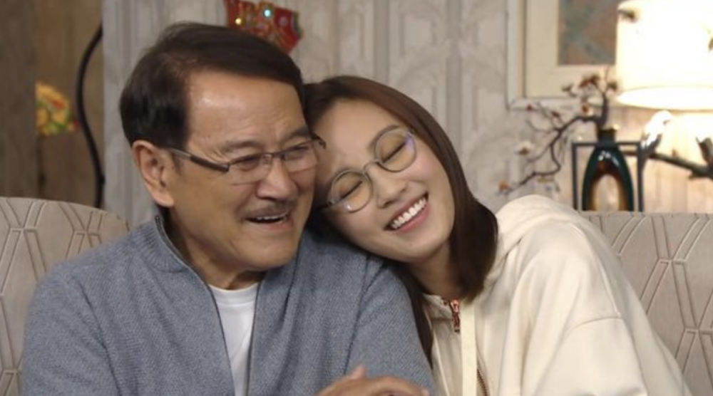 父親雖然很少主動說話關心子女，卻總是默默在背後守護及支持他們。