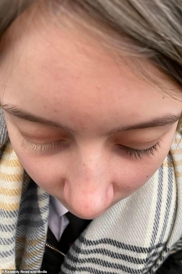 就連睫毛也是一黑一白。