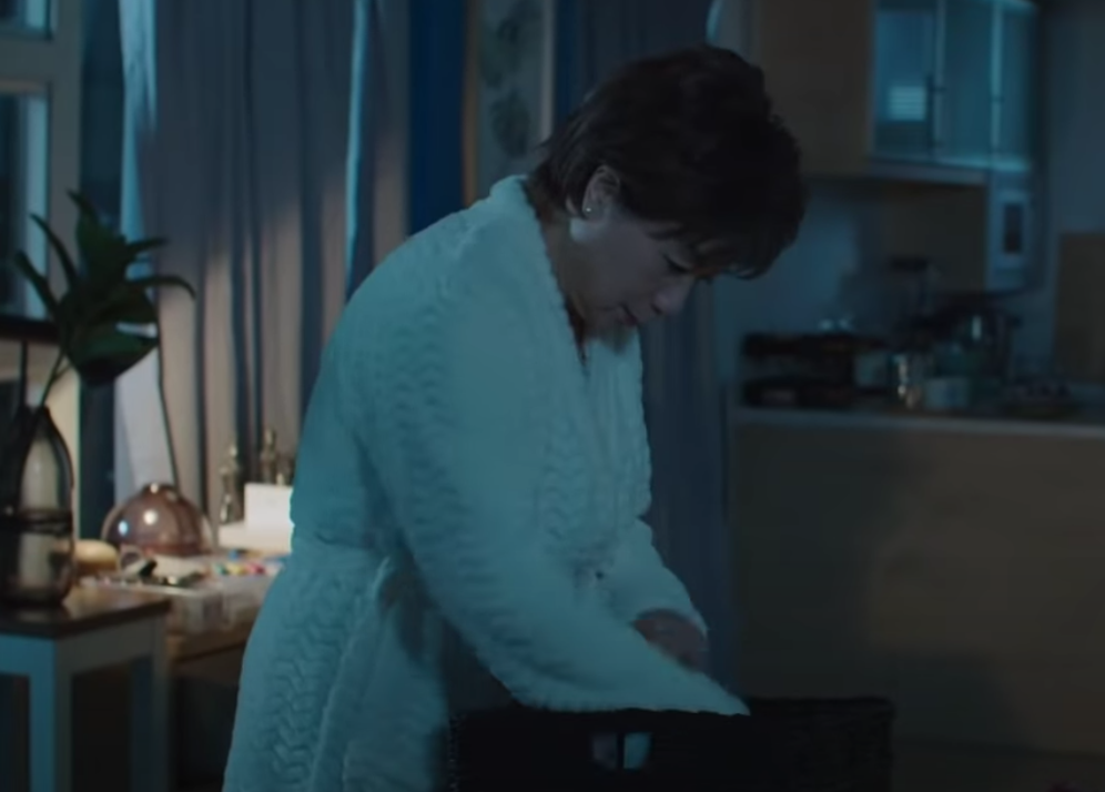 人妻曾經親眼看見奶奶把一道寫了大嫂生辰八字的符，燒掉化成符水再倒進紅豆湯給大嫂喝。