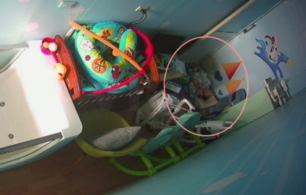 另一鏡頭可見,幼小的嬰兒獨自在儲物室,沒有看管。