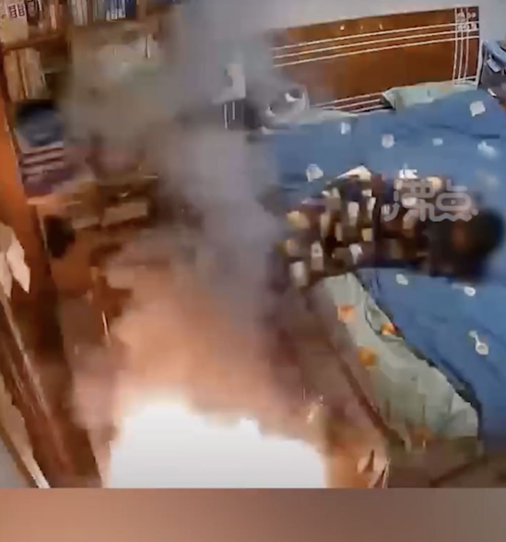 男孩立刻將爆竹推到地上,躲過一劫。
