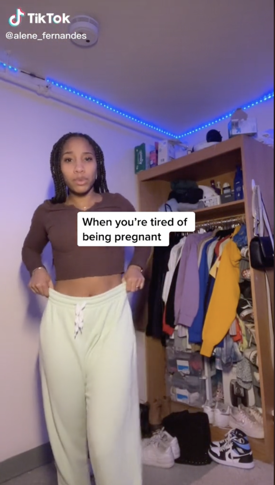 網民大感神奇，好奇女子如何做到，也有人抨擊這樣會對BB造成傷害。