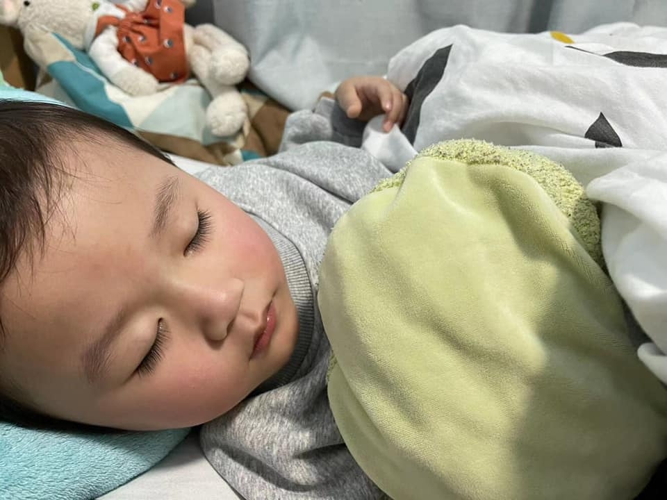 港媽分享一家四口染疫經過，兒子更是高燒3日才退燒。