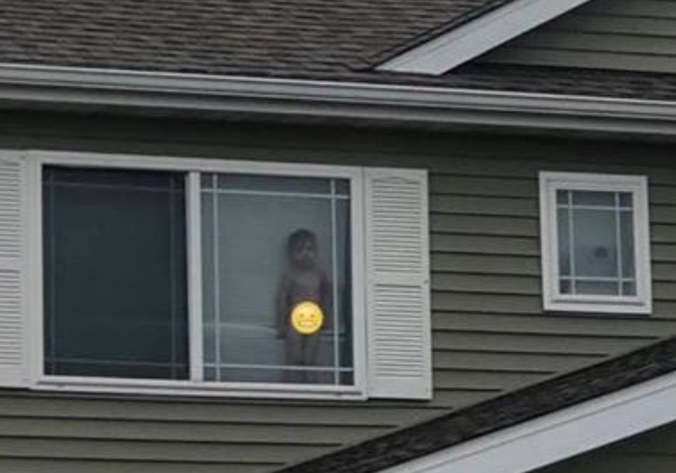 從鄰居傳送的相片可見，兒子光脫脫地站在窗邊。