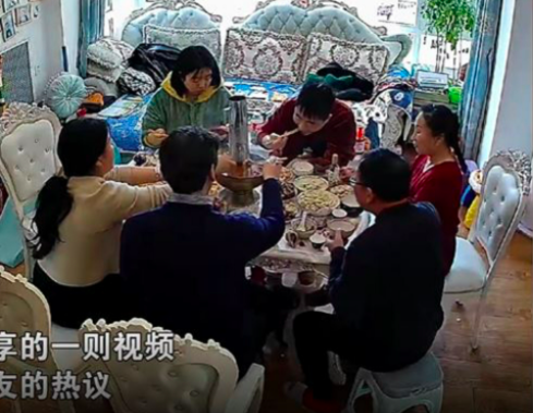 內地一家人在年初三吃團年飯。