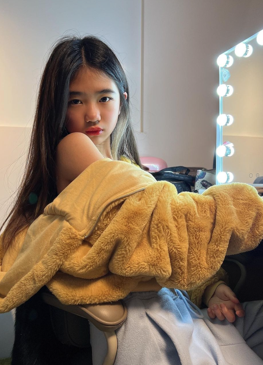 曹格太太吳速玲近日分享了愛女的近照,可見Grace的外表及身形都有着極大變化。