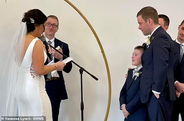 美國一名新娘子在婚禮上，向繼子許下承言。