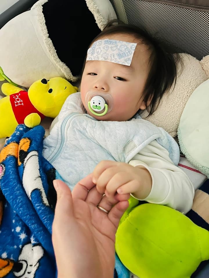 兩日後女兒也染疫，且出現抽搐情況，讓港媽心碎。