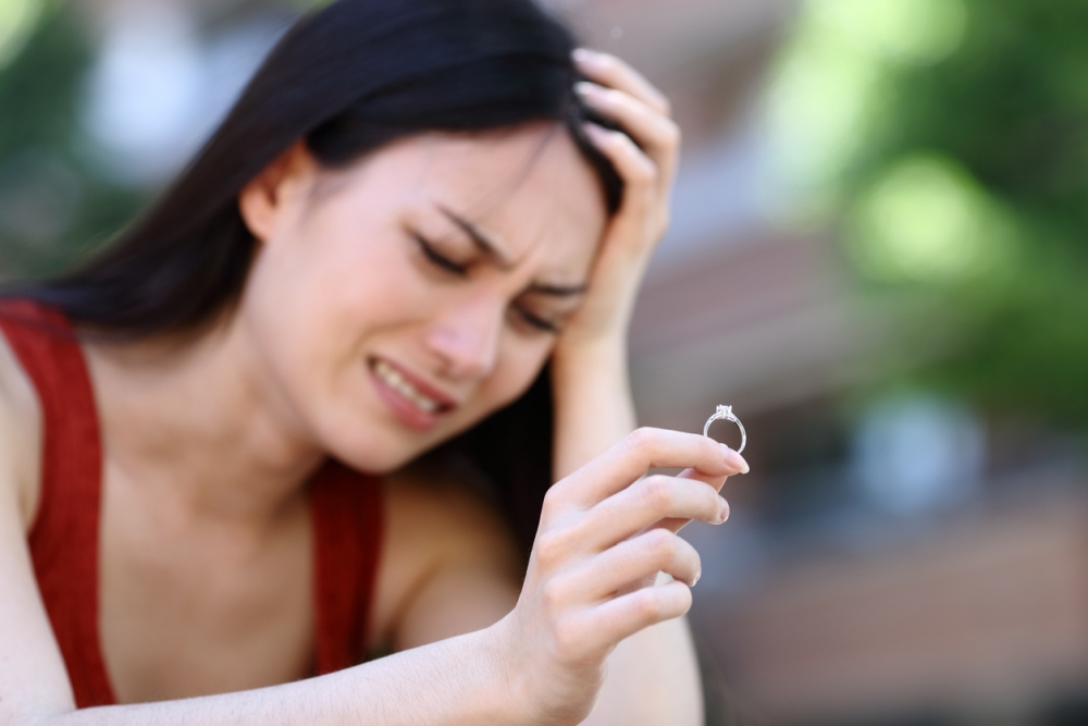 女生忍心跟男友斷絕聯絡。