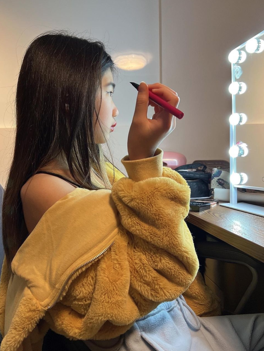 媽媽吳速玲大讚女兒的化妝技巧。