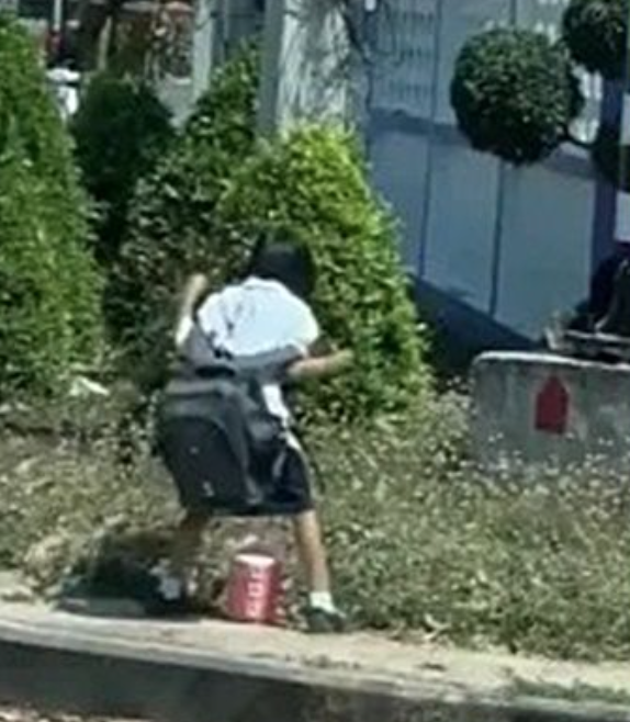 民眾擔心長此下去,會容易對學生造成脊柱側彎等問題。