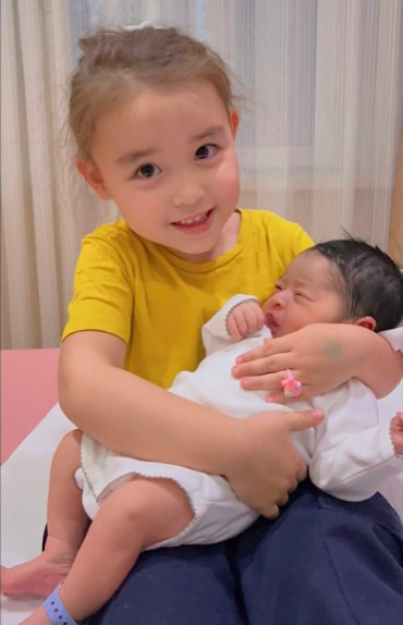 大女兒Doris跟妹妹溫馨合照。