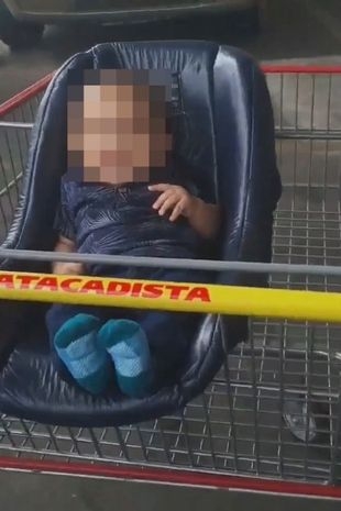 有超市顧客在停車場發現男嬰獨自一人。