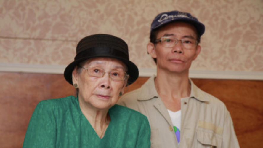 梅媽今日（14日）登報脫離母子關係。