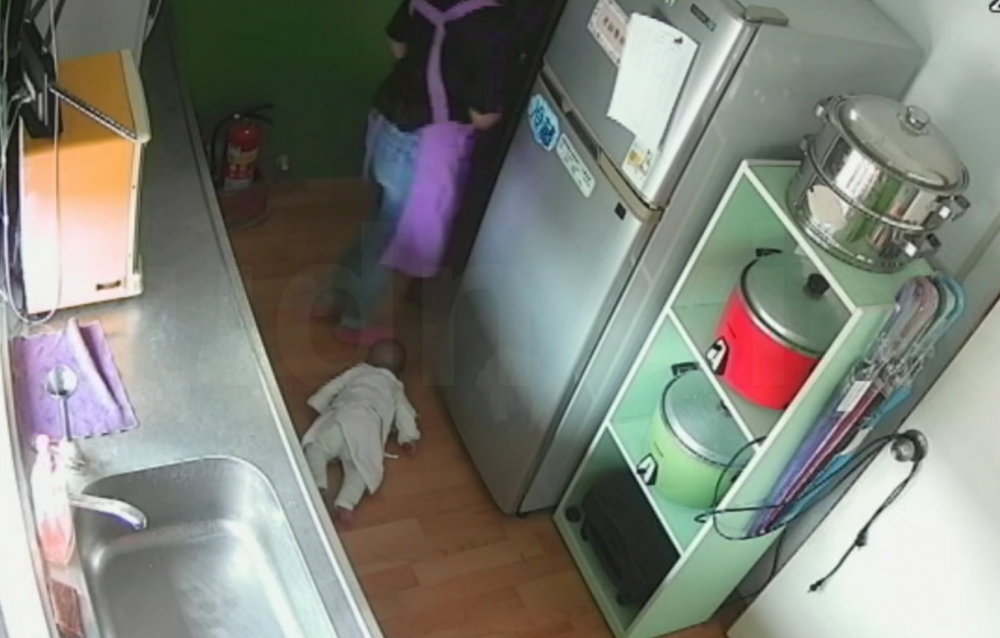 職員把未懂爬行的嬰兒放在廚房地板,關門離開。