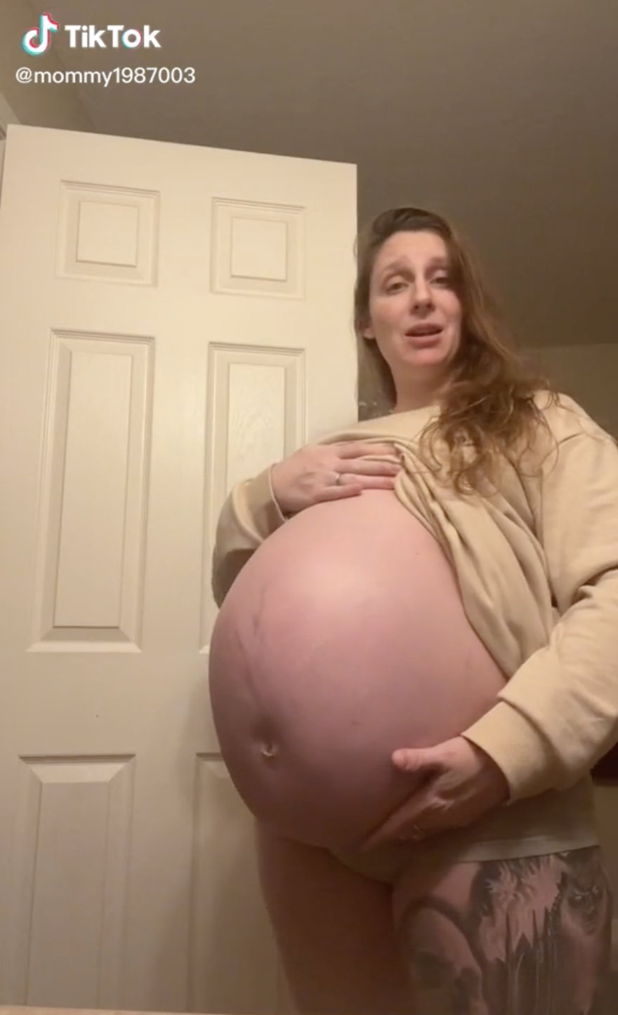 孕婦因為擁有超大巨肚,而引起熱議。