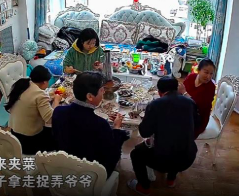 不知情的爺爺打算坐下來。