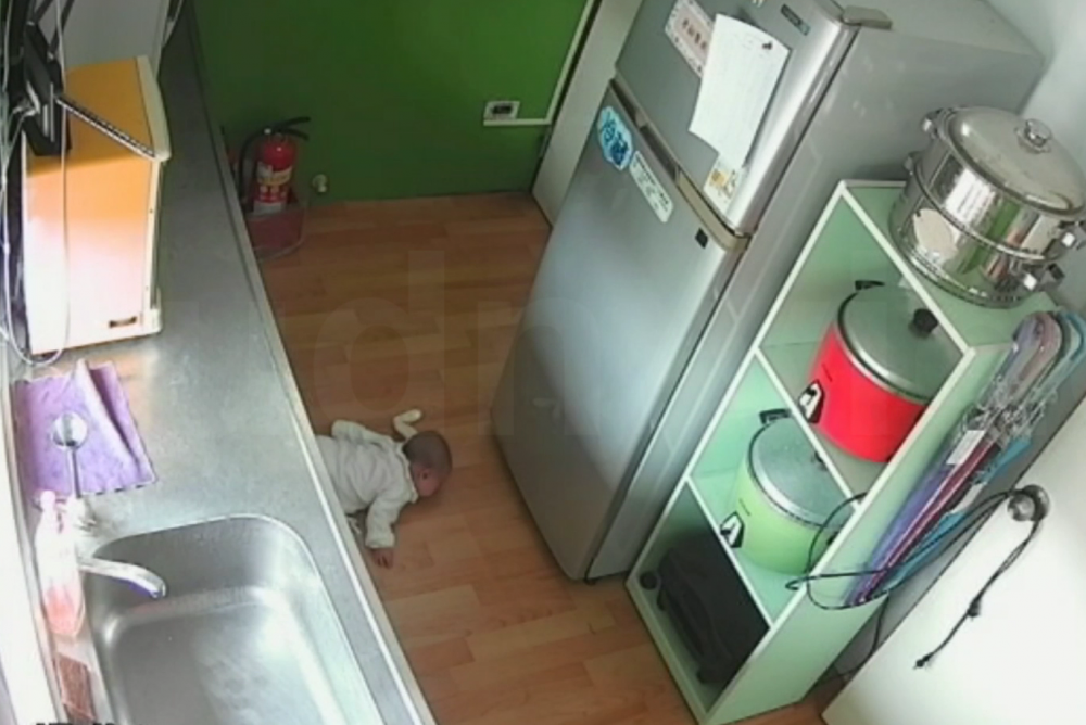 職員關門離開,嬰兒掙脫口中的布狀物。