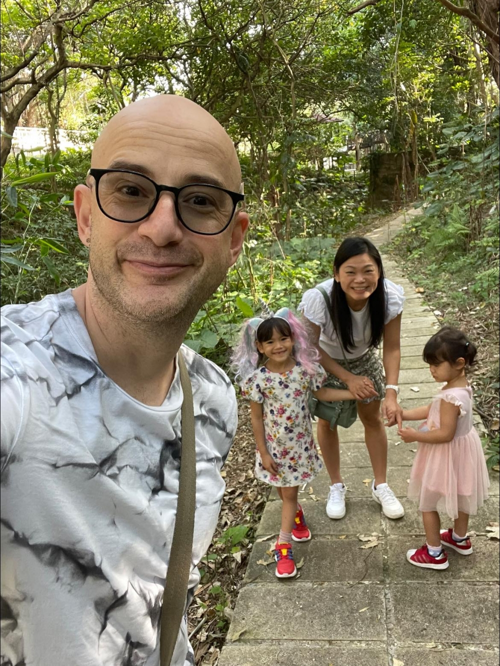 台灣主持人吳鳳和台灣妻子結婚後育有2名女兒。