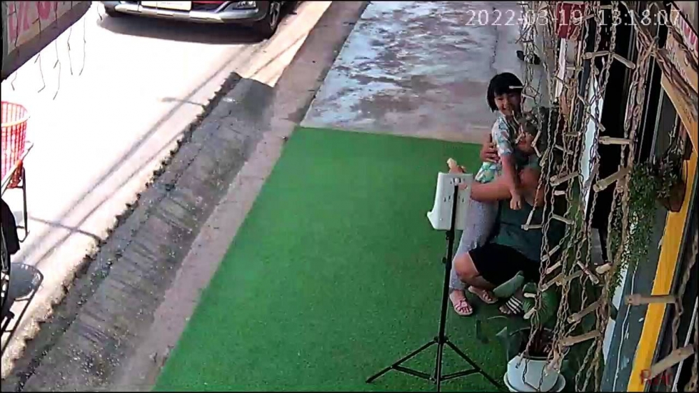 父親在店門口深深擁抱住女兒，過了一陣子才起身緩緩離開。