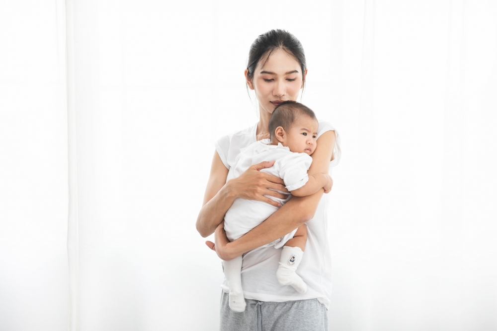 雲南昭通有位媽媽,不慎讓1歲大的孩子掉進火爐裏。