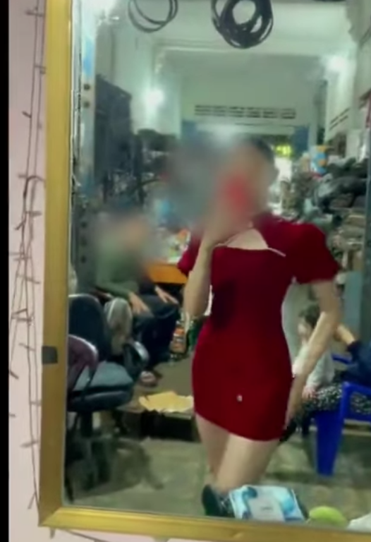 人妻身穿一條紅色的緊身短裙,把其婀娜多姿的窈窕曲線展露無遺。