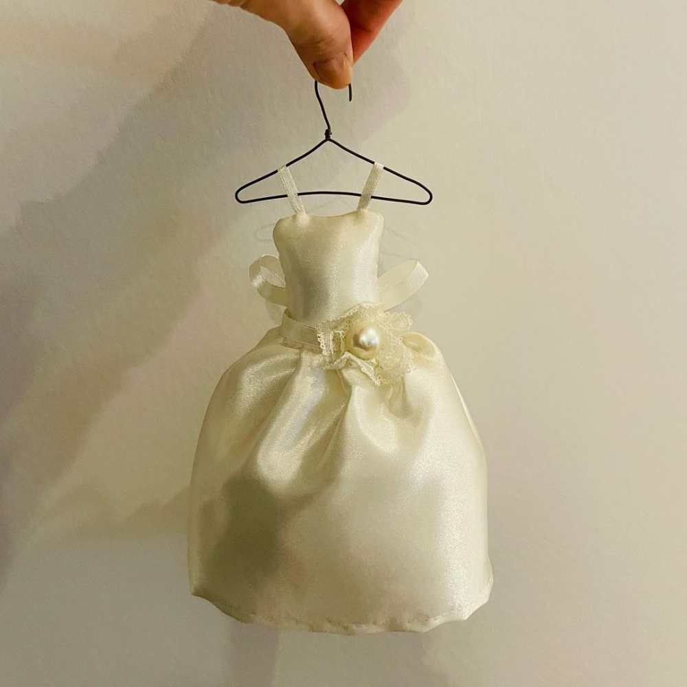 孫藝珍在IG晒出小婚紗的照片，宣布婚訊