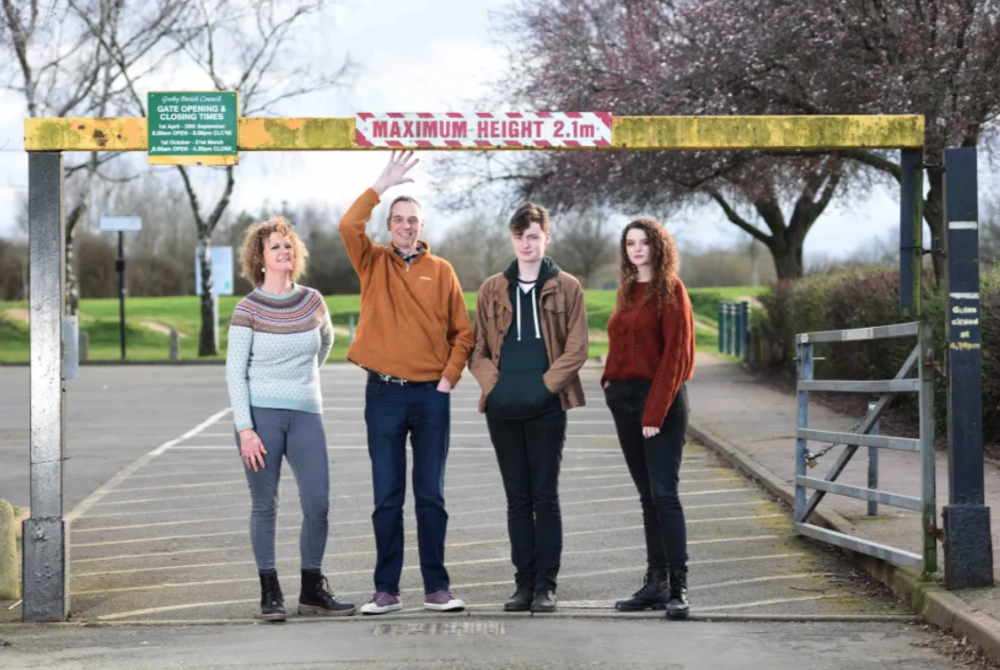 高人有高人的煩惱，一家人買衣服時總是遇到很多問題。