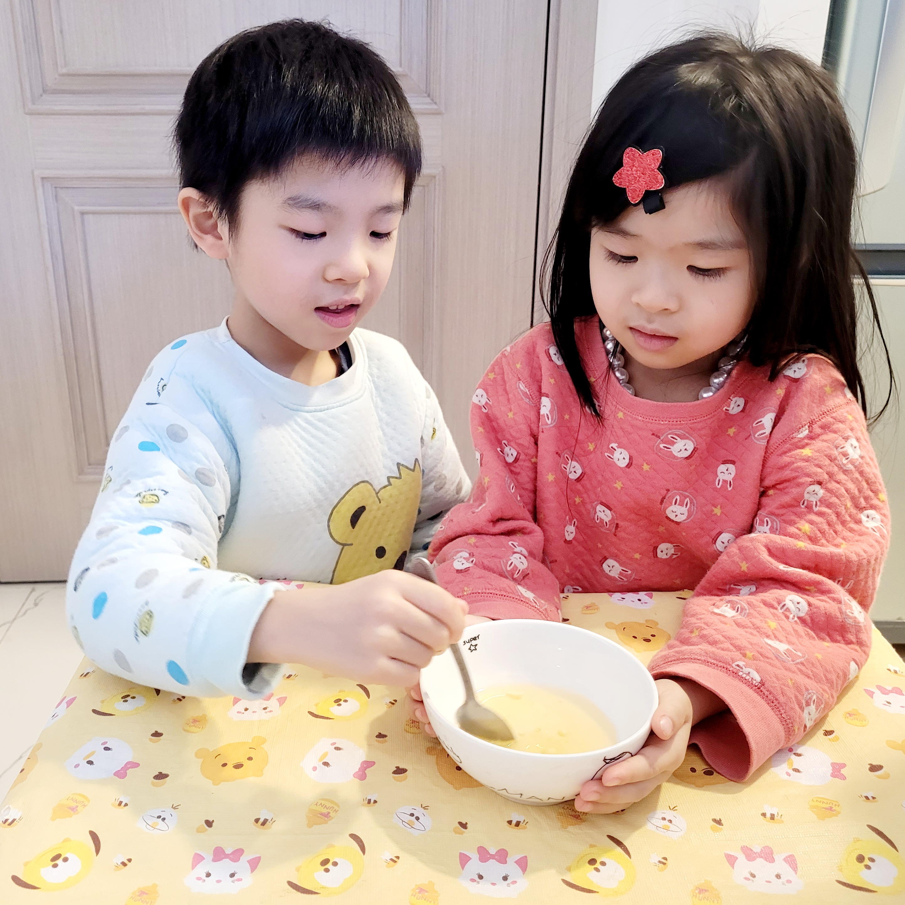 讓小朋友慢慢攪拌