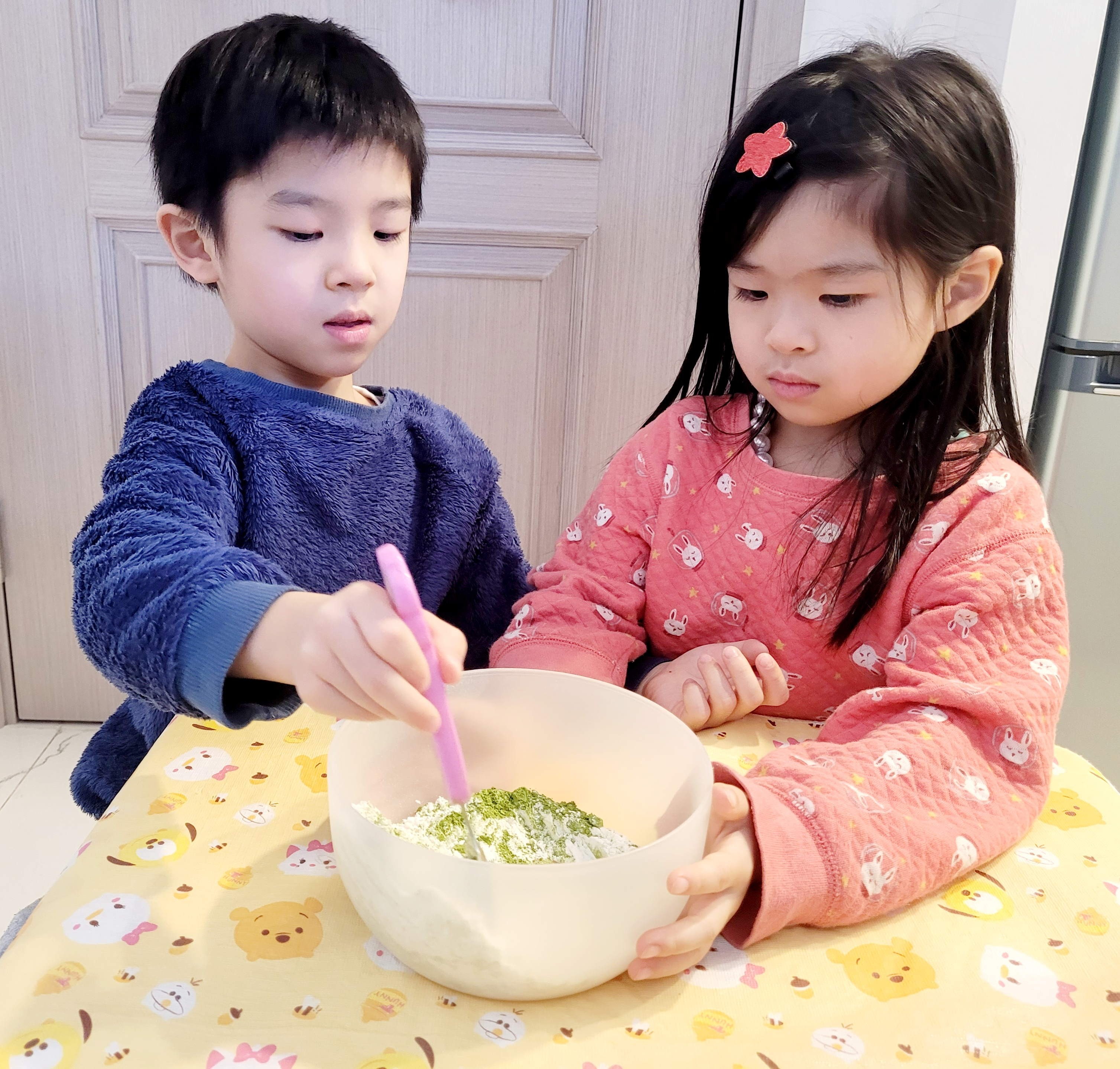 把宇治抹茶粉和低筋麵粉拌勻