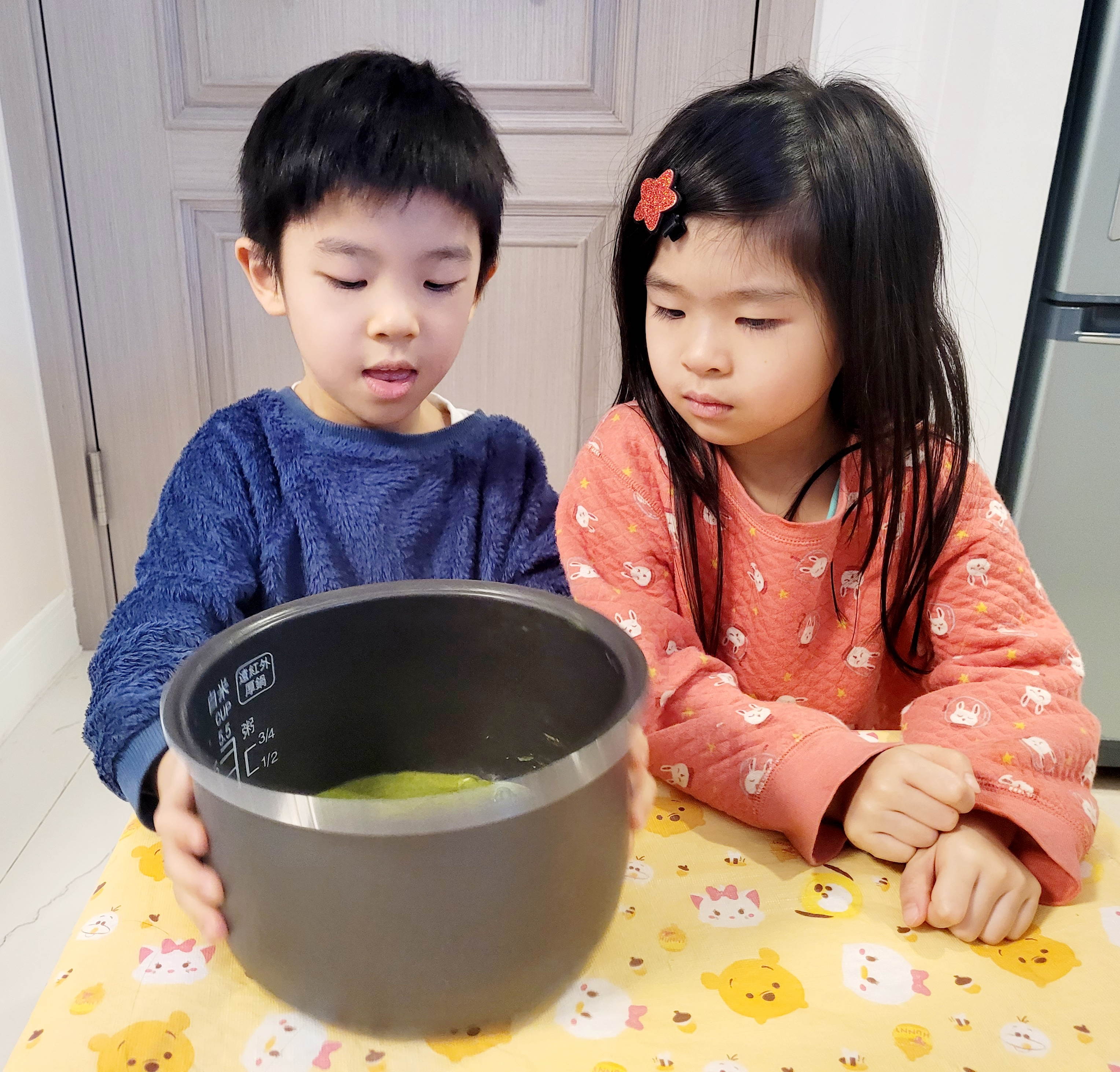 摔幾下令麵糊的氣泡震走