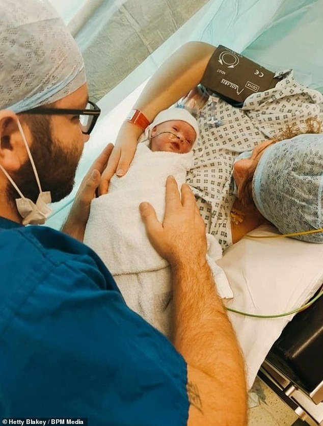 緊急剖腹產後,女兒Poppy順利誕生。