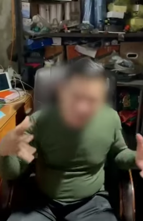 人妻在老爺面前不斷搔首弄姿,並問對方自己會否穿得太暴露。