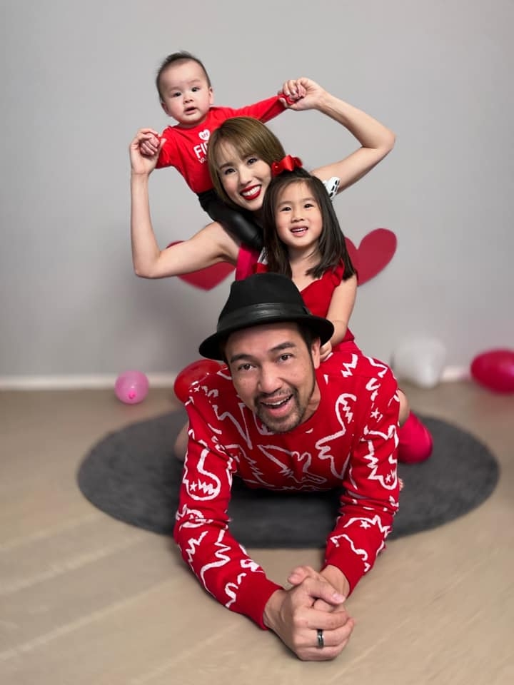一家四口幸福愉快。