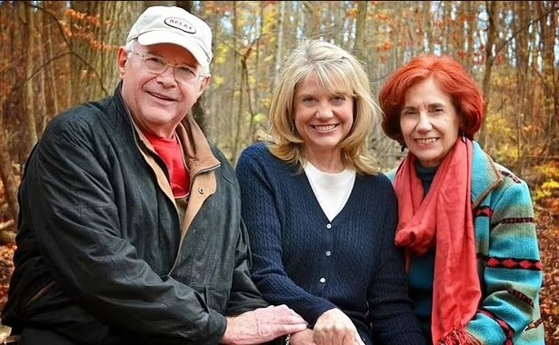 兩人找回失散多年的女兒，一家團圓。