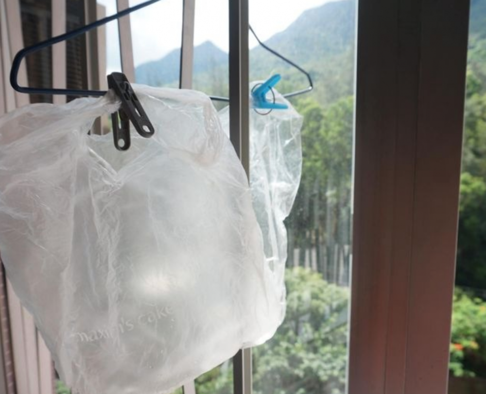 事主抱怨家人不讓他到洗手間沖涼、刷牙及去大小便，要求他在房間內用膠袋刷牙和排泄。