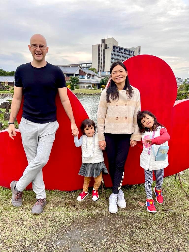 他和妻子經常和小朋友出遊。