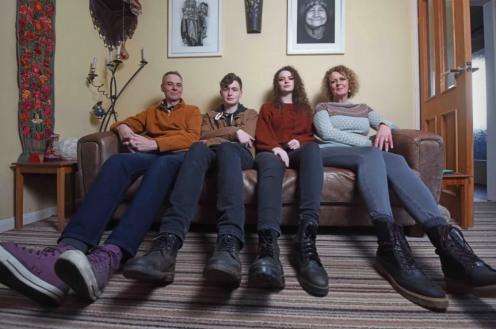 屋內所有的門都要特別訂製，不然他們在進出房間及屋企時就需要側頭遷就。