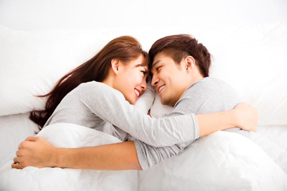 面對著伴侶，伴侶又面對著自己，但兩人沒有碰著睡，這可能表示雙方的情感需求很大。