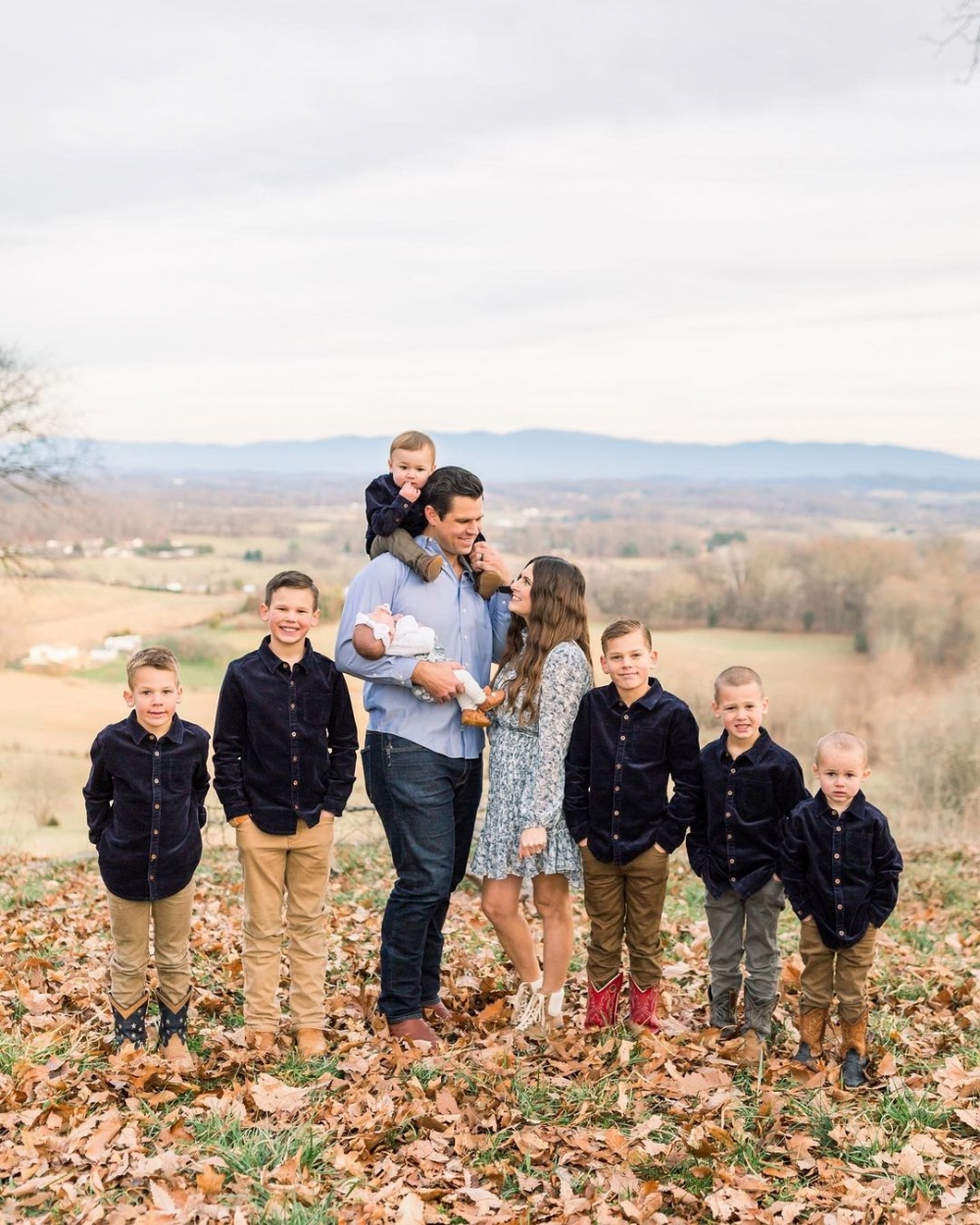 幸福的一家九口。