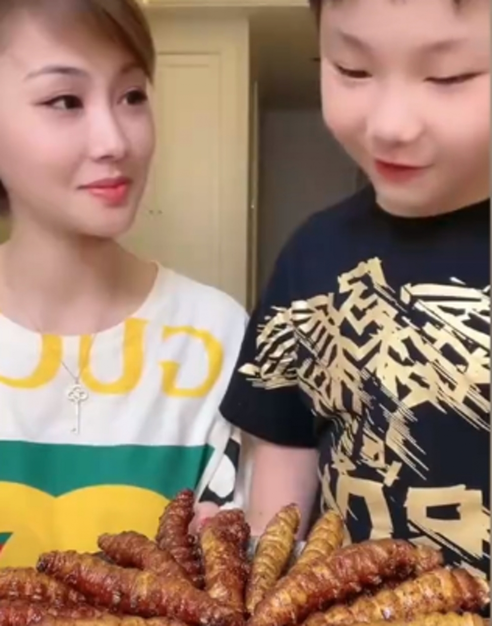 牙妹曾離婚，現育有一名兒子。