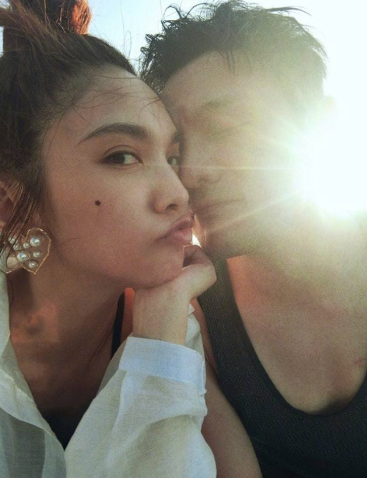 李榮浩早前在節目《朋友請聽好》，大談跟太太楊丞琳的「中台婚姻」。