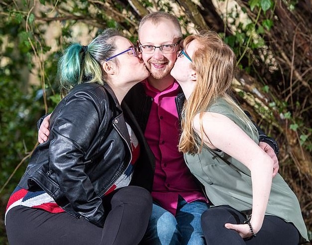 Louise對夫婦兩人都有感覺，於是決定開始三人戀情。