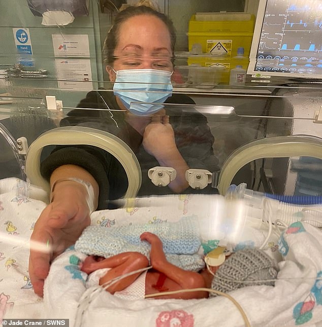 Jade也寸步不離守在孩子身邊。