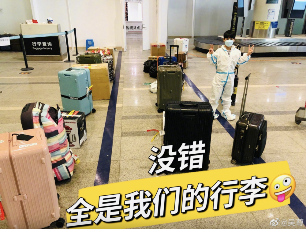 一家的行李多達23箱、450公斤。